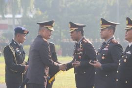 Kapolresta Sidoarjo terima pin emas dari Kapolri