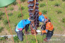 PLN lakukan pemeliharaan tower transmisi SUTT 150kV jalur Pangkalpinang - Koba