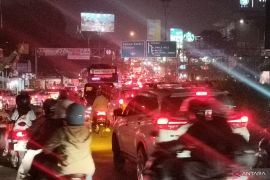 Volume kendaraan jalur Puncak meningkat hingga dua kali lipat