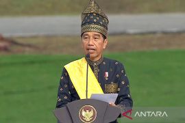 Presiden Jokowi tiba di lokasi upacara Harlah Pancasila di Dumai disambut selfi