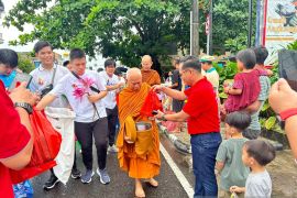 Swiss-Belhotel Pangkalpinang dukung kegiatan Pindapatta, berikan bantuan obat-obatan
