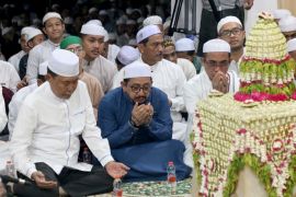 Wabup Banjar bersama ribuan jamaah hadiri haul Abah Anang Djazouly