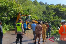 Polisi kerahkan alat berat tangani longsor, disni lokasinya