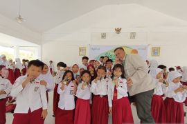 Apical bagi-bagi 2 ribu kotak susu untuk anak sekolah