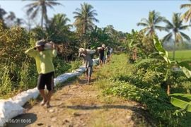 Warga desa Cendana  Luwu Timur terima 200 geobag dari BB Pompengan-Jenebrang