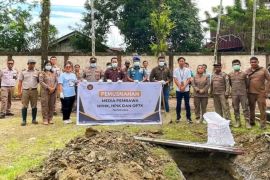 Petugas Karantina Papua Tengah musnahkan delapan kambing asal Seram