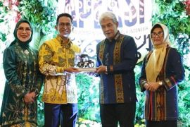 Wali Kota Pematangsiantar beri miniatur becak kepada Wali Kota Balikpapan