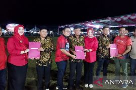 Bupati Bangka Selatan serahkan SK perpanjangan masa jabatan kepala desa