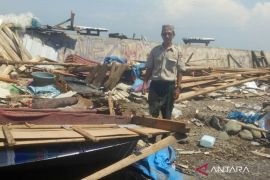 Belasan bangunan di Mukomuko rusak diterjang gelombang pasang