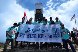 Tim ekspedisi SIER tanam pohon dan rayakan HUT ke-50 di puncak Gunung Lawu