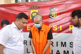 Polda Jambi tahan seorang pria tersangka pelaku ilegal akses video asusila