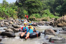 Sungai Cipager di Cirebon dikembangkan menjadi destinasi "river tubing"