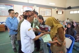 Kuningan serahkan 6.510 sertifikat PTSL kepada warga