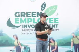 PLN UID Kalselteng bersihkan kawasan Air Santri Martapura