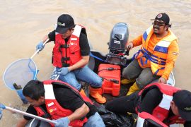 FOTO - GM PLN Kalselteng ambil sampah di sungai