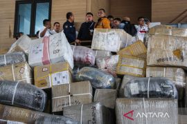 Kepala BP2MI cek tumpukan barang kiriman PMI di gudang perusahaan jasa titipan