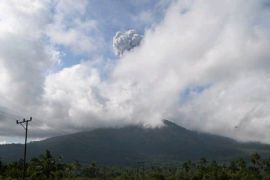 Gunung Lewotobi Laki-laki di NTT lontarkan abu setinggi 1.000 m