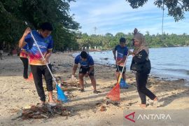 BPJAMSOSTEK bersihkan Pantai Pasir Putih Manokwari peringati Hari Lingkungan Hidup