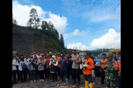Pj Bupati Yuyun doa bersama di lokasi longsor Pronojiwo