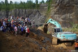 Penambang pasir tertimpa longsor di Lumajang