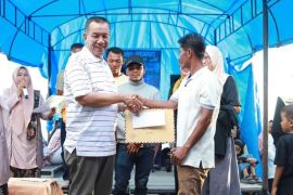 Bupati Serahkan hadiah pemenang lomba pacu sampan di Pantai Suta