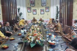 Bupati Rusma Yul Anwar gelar rapat penanganan KLB diare