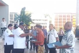 Pemprov Papua hibahkan 60 unit bus eks PON XX untuk tiga lembaga
