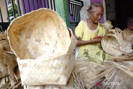 Perajin besek bambu daging kurban di Jombang
