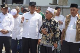 Pj Bupati Langkat antar bantuan langsung pada korban kebakaran Babussalam Besilam