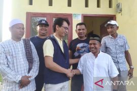 Anggota DPRA Irwan Djohan serahkan rumah layak huni untuk warga Banda Aceh