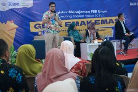 Pengamat: Masyarakat harus pintar atur keuangan dan investasi