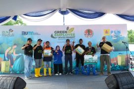 PLN Batam gelar aksi bersih-bersih di Pantai Tanjung Uma