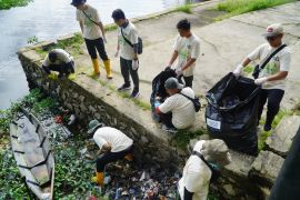 PLN sapu bersih 1,4 ton sampah di tiga titik lokasi Kalbar-Kalteng