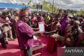 Pemkab Sorsel serahkan SK pengakuan hak masyarakat adat