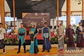 Disbudpar Jatim tampilkan karya fesyen beflatar Pantai Midodaren