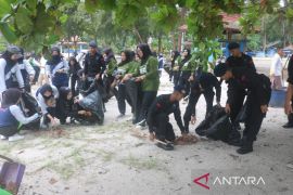 Aksi bersih-bersih pantai Lanud H.AS Hanandjoeddin