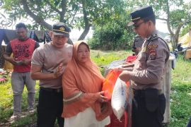 Polisi bantu korban angin kencang di Batubara