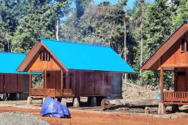 Prajurit TNI bangun jalan dan rumah warga Kampung Yabore, Teluk Wondama