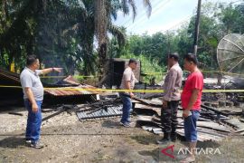 Satu unit rumah warga di Palas hangus terbakar