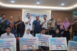 SPJM Pelindo salurkan bantuan beasiswa dan tempat sampah kepada sekolah di Makassar