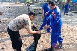 Peringati Hari Laut Sedunia 2024, polisi dan warga bersih-bersih pantai