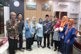 Sekwan serahkan bantuan pada anak yatim yang bekerja sebagai cleaning service DPRD