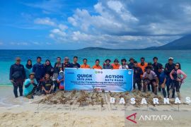 Hari Segitiga Terumbu Karang, Basarnas Natuna tanam terumbu karang di perairan Pulau Senoa