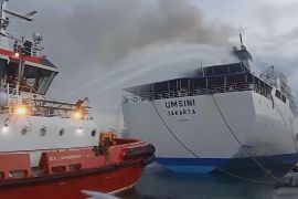 Sejumlah tug boat bantu pemadaman KM Umsini yang terbakar di Makassar