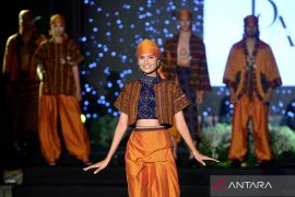 Desainer populerkan kain Endek dalam Denpasar Fashion Street