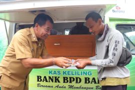 Bupati Buleleng berikan bantuan pangan tanggulangi kemiskinan