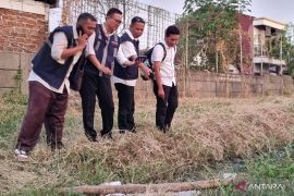 DLH Surabaya selidiki berubahnya warna air sungai di Simo Gunung Barat