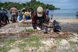 Aksi bersih pantai di Pulau Pangalasiang Page 1 Small
