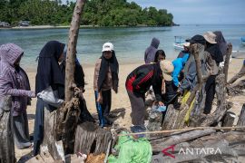 Aksi bersih pantai di Pulau Pangalasiang Page 2 Small