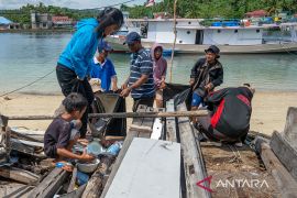Aksi bersih pantai di Pulau Pangalasiang Page 4 Small
